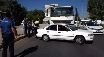 Otomobil ile Beton Mikseri Çarpıştı