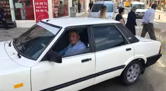 30 Yıl Önce Satılan 12 Yıl Samanlıkta Bekleyen Otomobili Bulup Babalarına Hediye Ettiler