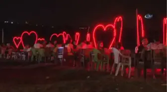 Kanlı Ay Tutulmasını Bici Bici Yiyerek İzlediler