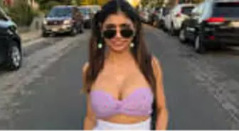 Buz Hokeyi Maçına Giden Cinsel İçerikli Film Yıldızı Mia Khalifa'nın Göğsüne Disk İsabet Etti