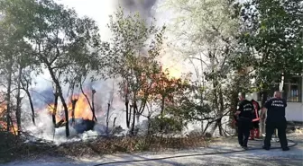 Bahçede Hurdalıkta Çıkan Yangın Evlere Sıçradı