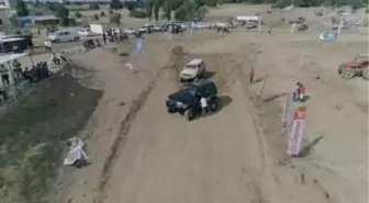 Off-road Yarışları Nefes Kesti- Motocross Gösterileri Sırasında Motosiklet Sürücüsünün Çamur...