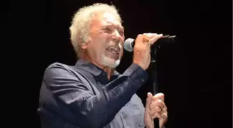 Tom Jones Regnum'da Konser Verdi