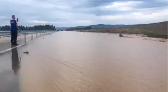 Aşırı Yağış Nedeniyle Araçlar Yolda Mahsur Kaldı