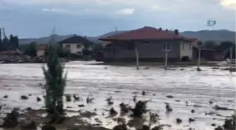 Şiddetli Yağış Nedeniyle Araçlar Yolda Mahsur Kaldı, Yollar Göle Döndü