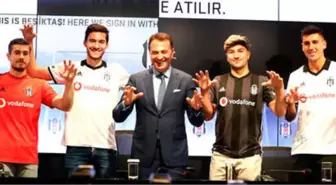 Beşiktaş'ta Yeni Transfer İçin Toplu İmza Töreni Yapıldı