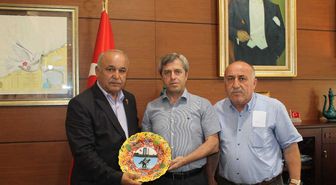 Vali Çınar'a Çanakkale'den Gelen Hediyeleri Verdiler