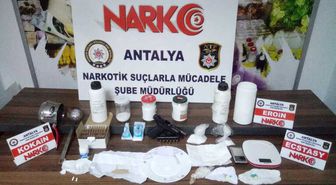Antalya'da 100 Bin Liralık Kokain Ele Geçirildi