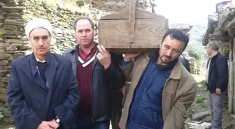 Devrilen Traktörün Altında Kalarak Can Verdi