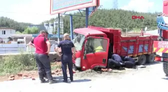 İstanbul Kağıthane'de Kum Yüklü Kamyonet Duvara Çarptı 1 Yaralı