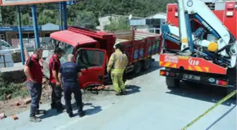 Kağıthane'de Kum Yüklü Kamyonet Duvara Çarptı: 1 Yaralı