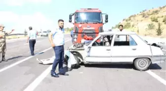 Düğün Konvoyundaki Otomobil Bariyere Çarptı: 4 Yaralı