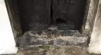 Tarihi Kapısı Ateşe Verilen Hatice Sultan Türbesi Madde Bağımlılarının Mekanı Oldu