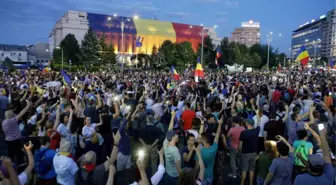 Romanya'da Hükümetin İstifasını İsteyen Binlerce Kişi Sokaklarda
