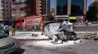 Bostancı'da Bariyerlere Giren Araç Güvenlik Kameralarına Yansıdı