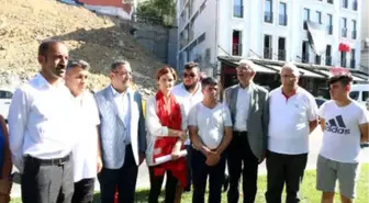 CHP'liler Bayram Öncesi Sütlüce'de Evleri Çöken Aileleri Ziyaret Etti