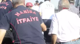 Manisa Otomobil Çarpan Motosikletli Anne-oğul Yaralandı