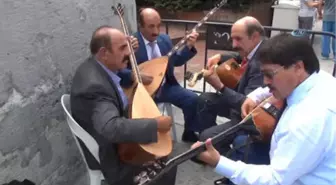 Beyoğlu'nda Halk Ozanları ABD'yi ve Doları Protesto Etti