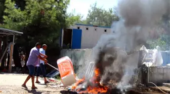Paralarını Alamayan Hastane İnşaatı İşçileri, Malzemeleri Yakıp Arazözün Girişini Engellemeye...