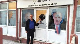 Eskişehir'de AK Parti İlçe Başkanlığı Binasına Taşlı Saldırı