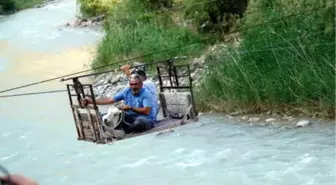 Kurbanlık Keçiyi, Çoruh Nehri'nden İlkel Teleferikle Geçirdi