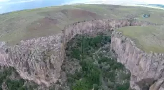 Aksaray'da 392 Merdivenle İnilen Ihlara Vadisi Havadan Görüntülendi