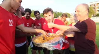 Burhaniyeli Futbolculara Baklava Ziyafeti