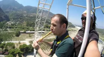 Engelli Öğretmen, Bungee Jumping Heyecanını Kaval ve Türküyle Yendi