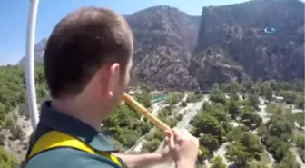 Görme Engelli Öğretmen Türkülerle Bungee Jumping Yaptı, Ortaya Renkli Görüntüler Çıktı