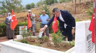 Kaymakam Sezgin, Şehit Mezarlarına Karanfil Bıraktı