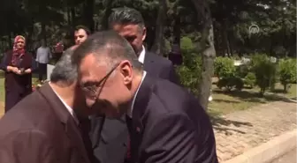 Cumhurbaşkanı Yardımcısı Oktay'dan Şehitlik Ziyareti