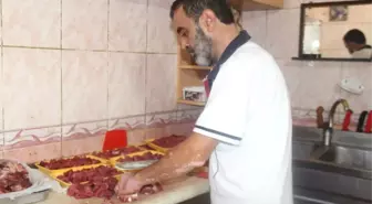 Elazığ'da Kasapların Kıyma Çekme Mesaisi