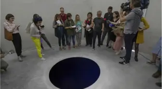 Ziyaret Ettiği Müzede Anish Kapoor'un Enstalasyonuna Düştü, Hastaneye Kaldırıldı