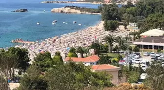 Foça'da Plajlarında Bayram Bereketi: İğne Atsan Yere Düşmüyor