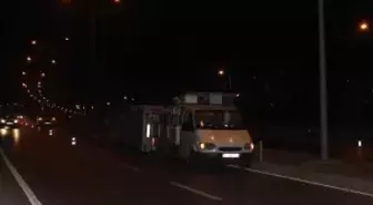 Arı Kovanı Yüklü Kamyonet Devrildi Arılar Etrafa Saçıldı