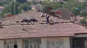 Çatı Onarımı Yapan İşçilerin Tehlikeli Mesaisi Kamerada