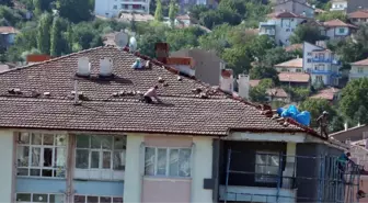 İşçilerin Çatıdaki Tehlikeli Çalışması Kamerada