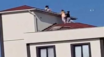 Küçük Kızı Fotoğraf Çekmek İçin Çatıya Çıkaran Sorumsuzlar Kamerada