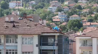 Tehlikeye Aldırış Etmeden Çatı Aktardılar