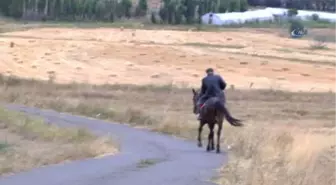 Otomobilini ve Traktörünü Bırakıp 72 Yaşında Tüm Ulaşımını Atla Sağlıyor