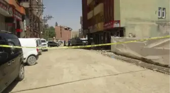 Yolda Yürürken, Tabancayla Vurularak Yaralandı