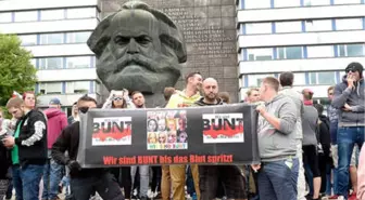 Chemnitz'in Bütün Irkçıları Marx'ın Önünde Toplandı