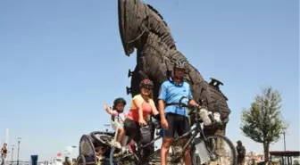 Öğretmen Çift, 4 Yaşındaki Kızlarıyla 1500 Kilometre Pedal Çevirdi