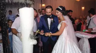 Gelin ve Damat Yeniçerilerle Salona Girdi