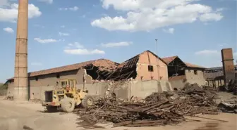 Mahalle Tozdan Kurtuluyor, Tuğla Fabrikasının Yıkımına Başlandı