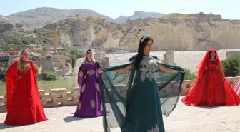 Rus ve Ukraynalı Mankenler Hasankeyf'i Salladı