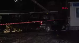 Bursa'da Aracın Kontrolünü Kaybeden Sürücü Zeytin Dükkanına Daldı: 2 Ölü, 1 Yaralı