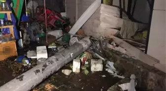 Otomobil Zeytin Dükkanına Girdi: 2 Ölü