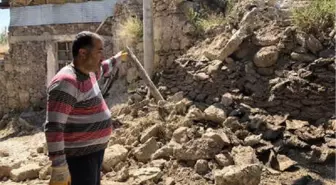 Dağdan Kopan Kaya Parçaları Korkutuyor