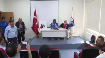 Erzurumspor, Tshabalala İçin İmza Töreni Düzenledi